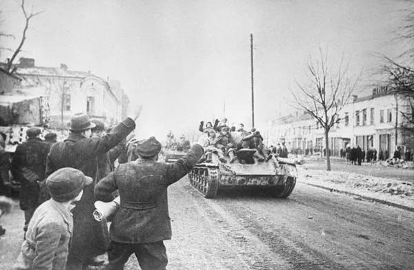 Жители города Ченстохова приветствуют советских солдат, принимающих участие в Висло-Одерской операции
