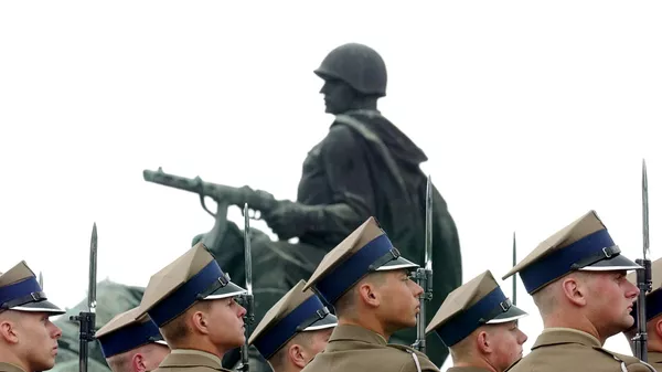 Военнослужащие польской армии у памятника воинам Советской Армии в Варшаве