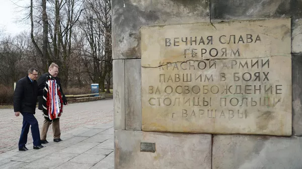 Возложение венка к памятнику Благодарности Красной армии в Варшаве
