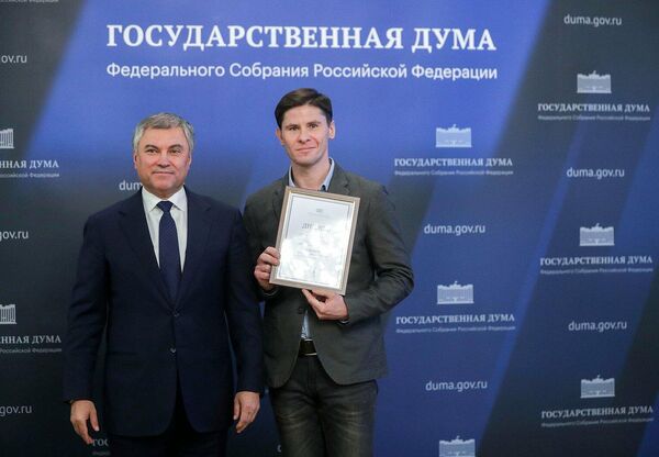 Председатель Государственной Думы Вячеслав Володин и специальный фотокорреспондент МИА Россия сегодня Максим Блинов Председатель Государственной Думы Вячеслав Володин и специальный фотокорреспондент МИА Россия сегодня Максим Блинов