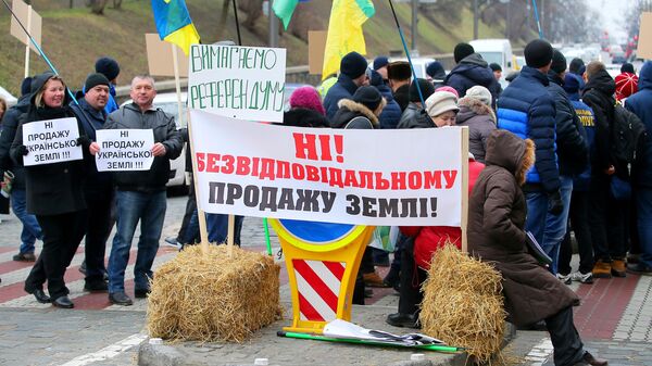 Участники митинга против законопроекта о продаже сельскохозяйственных земель перекрыли дорогу ведущую к Верховной Раде Украины в Киеве Участники митинга против законопроекта о продаже сельскохозяйственных земель перекрыли дорогу ведущую к Верховной Раде Украины в Киеве
