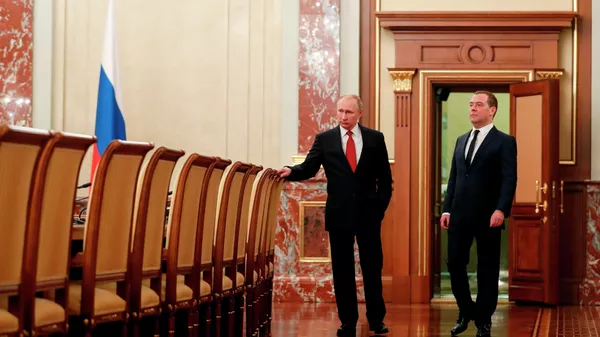 Президент РФ Владимир Путин и председатель правительства РФ Дмитрий Медведев перед встречей с членами правительства