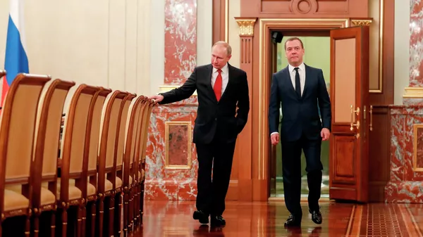 Президент РФ Владимир Путин и председатель правительства РФ Дмитрий Медведев перед встречей с членами правительства РФ