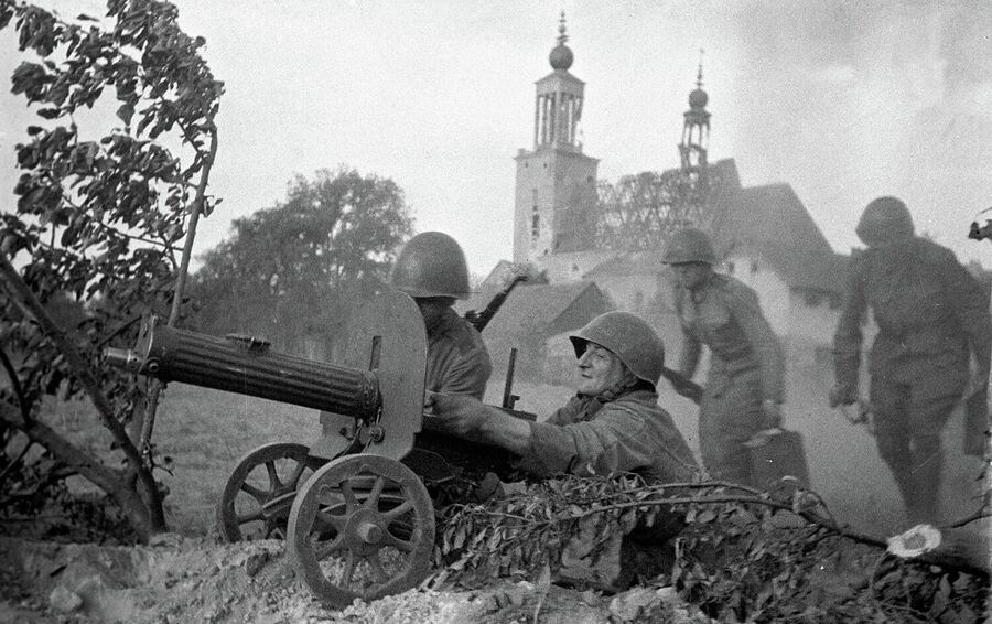 Великая Отечественная война 1941-1945 годов. Солдаты ведут пулеметный огонь в боях за Варшаву