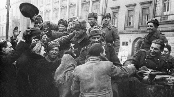 Вторая мировая война 1939-1941 гг. Висло-Одерская стратегическая наступательная операция советских войск.
Жители приветствуют бойцов Советской Армии Вторая мировая война 1939-1941 гг. Висло-Одерская стратегическая наступательная операция советских войск.
Жители приветствуют бойцов Советской Армии