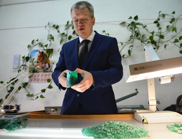 Генеральный директор АО Мариинский прииск Евгений Василевский демонстрирует редкий изумруд весом около 0,5 килограмма и стоимостью 55 тысяч долларов Генеральный директор АО Мариинский прииск Евгений Василевский демонстрирует редкий изумруд весом около 0,5 килограмма и стоимостью 55 тысяч долларов