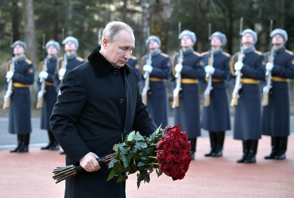 Президент РФ Владимир Путин на церемонии возложения цветов к монументу Рубежный камень в Ленинградской области Президент РФ Владимир Путин на церемонии возложения цветов к монументу Рубежный камень в Ленинградской области