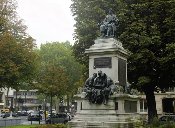 Памятник французскому писателю Александру Дюма в Париже.