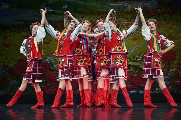 Участники ансамбля песни и пляски им. Локтева (Москва) выступают на конкурсе Весна священная в театре Русская песня в Москве Участники ансамбля песни и пляски им. Локтева (Москва) выступают на конкурсе Весна священная в театре Русская песня в Москве