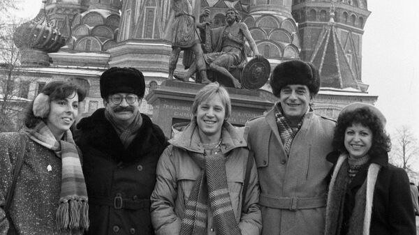 Участники советско-мексиканского фильма Эсперанса- мексиканский режиссер Серхио Ольхович (второй слева), советский актер Дмитрий Харатьян (в центре) и советский оператор Анатолий Мукасей (второй справа) на Красной площади. Участники советско-мексиканского фильма Эсперанса- мексиканский режиссер Серхио Ольхович (второй слева), советский актер Дмитрий Харатьян (в центре) и советский оператор Анатолий Мукасей (второй справа) на Красной площади.