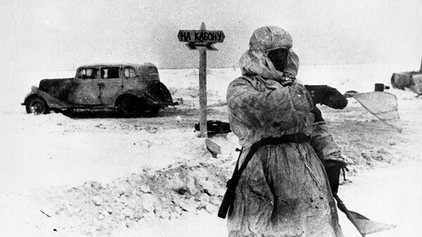 Регулировщик на Дороге жизни через Ладожское озеро Регулировщик на Дороге жизни через Ладожское озеро