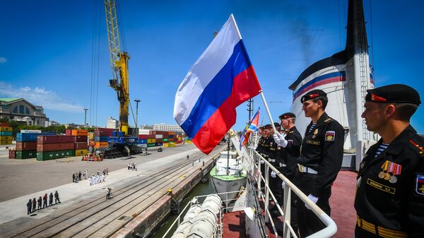 Офицеры на палубе исследовательского судна Адмирал Владимирский во время прибытия в порт Монтевидео Офицеры на палубе исследовательского судна Адмирал Владимирский во время прибытия в порт Монтевидео