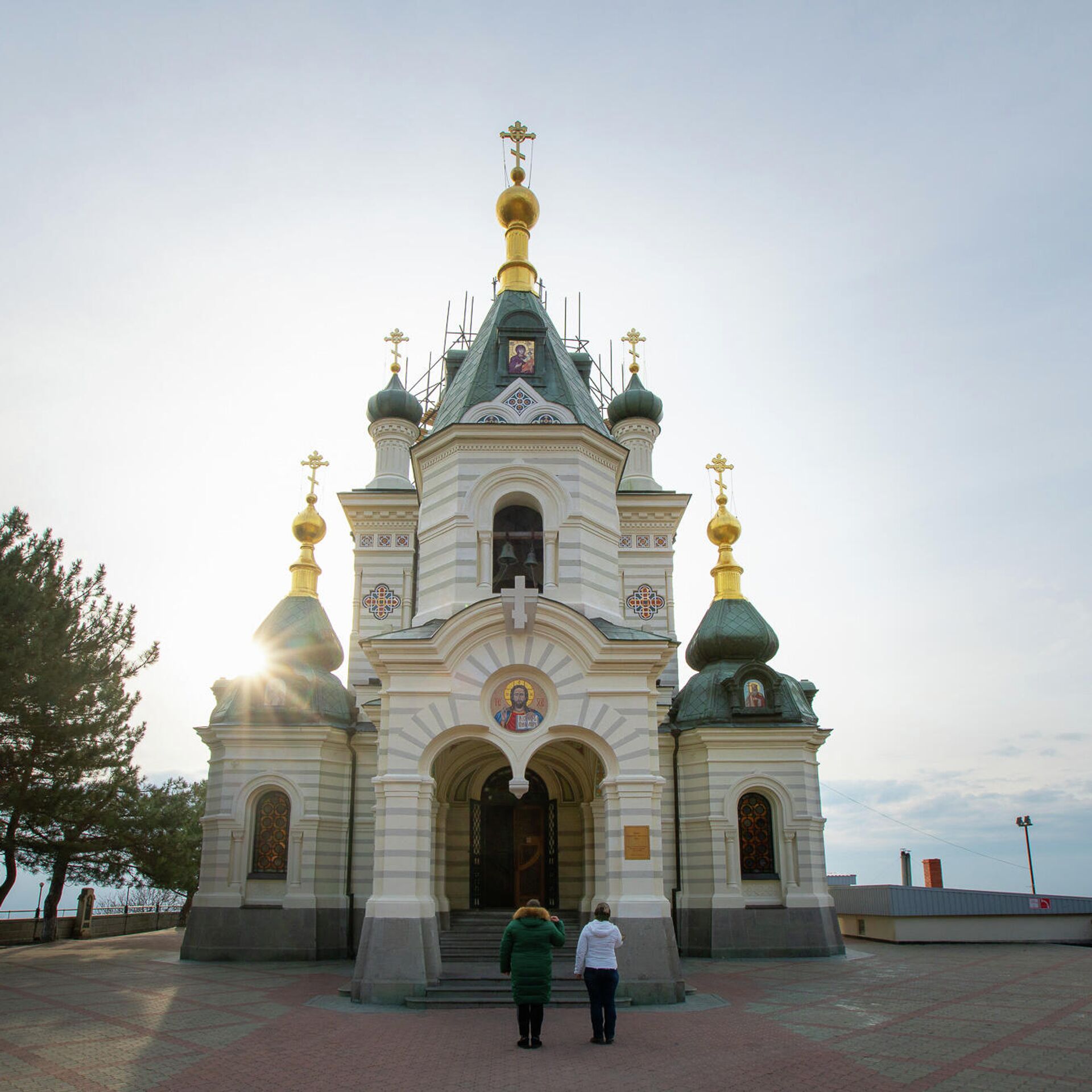 Храм на крымского. Церковь около Байдарских ворот. Хоровская Церковь Крым. Храм скала Новосибирск. Песчаное Крым Церковь.