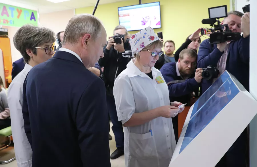 Президент России Владимир Путин во время посещения Детской поликлиники ГУЗ Усманская ЦРБ в городе Усмань