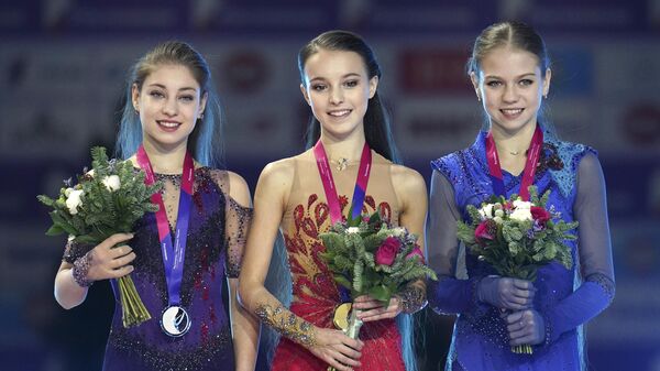 Фигуристки Алена Косторная, Анна Щербакова и Александра Трусова Фигуристки Алена Косторная, Анна Щербакова и Александра Трусова