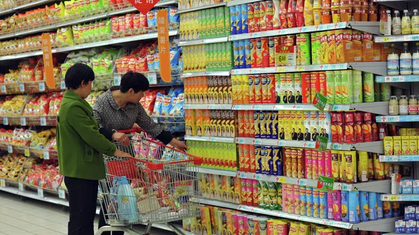 Покупатели в супермаркете в городе Фуян, Китай