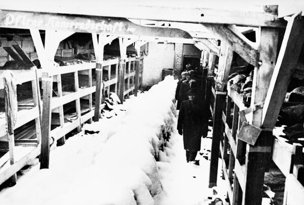 Концентрационный лагерь Освенцим. Чрезвычайная экспертная комиссия осматривает бараки Концентрационный лагерь Освенцим. Чрезвычайная экспертная комиссия осматривает бараки