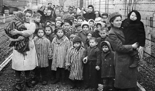 Советские врачи и представители Красного креста среди узников Освенцима в первые часы после освобождения лагеря