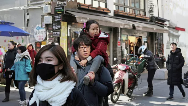 Прохожие на улице Инсандонг в Сеуле