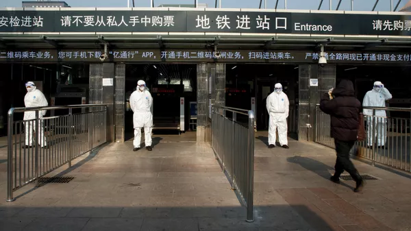 Пункт контроля состояния здоровья пассажиров на железнодорожном вокзале в Пекине. 25 января 2020