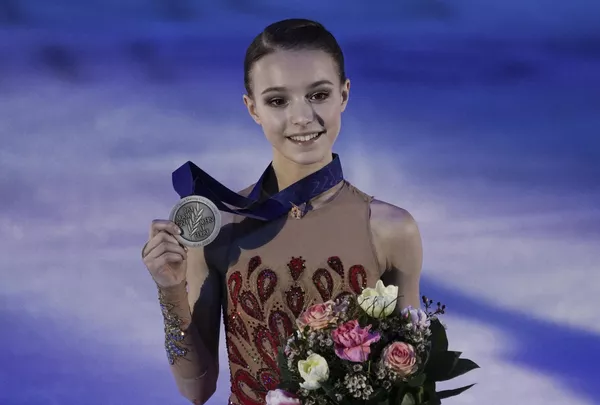 Анна Щербакова (Россия), завоевавшая серебряную медаль в соревнованиях среди женщин на чемпионате Европы по фигурному катанию, на церемонии награждения.