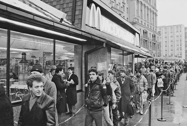 31 января 1990 года на Пушкинской площади открылся первый в Москве советско-канадский ресторан Макдональдс, у входа в который образовалась огромная очередь желающих попасть в рестора