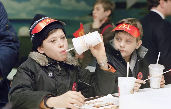Посетители в первом Макдональдсе в Москве. 31 января 1990 год