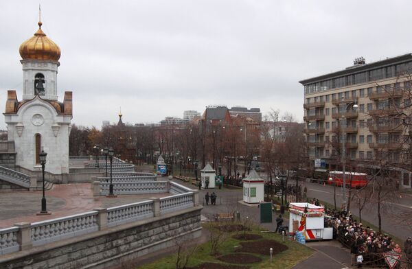 У храма Христа Спасителя в Москве У храма Христа Спасителя в Москве