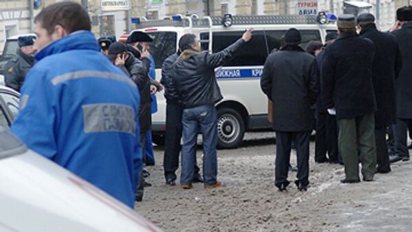 В пятницу мужчина в маске и с похожим на взрывное устройство предметом ворвался в отделение банка В пятницу мужчина в маске и с похожим на взрывное устройство предметом ворвался в отделение банка