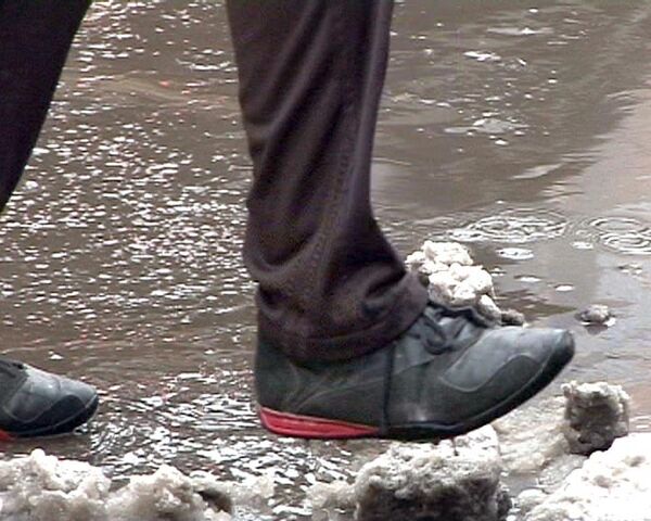 Попробуй обойди – москвичи прыгают по лужам Попробуй обойди – москвичи прыгают по лужам