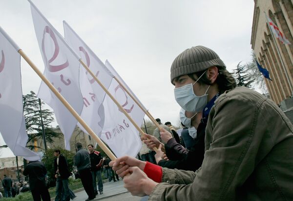 Участники митинга оппозиции в Тбилиси Участники митинга оппозиции в Тбилиси