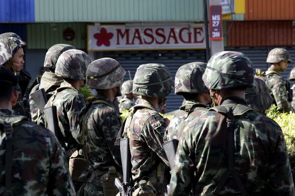Солдаты тайской армии в Бангкоке Солдаты тайской армии в Бангкоке