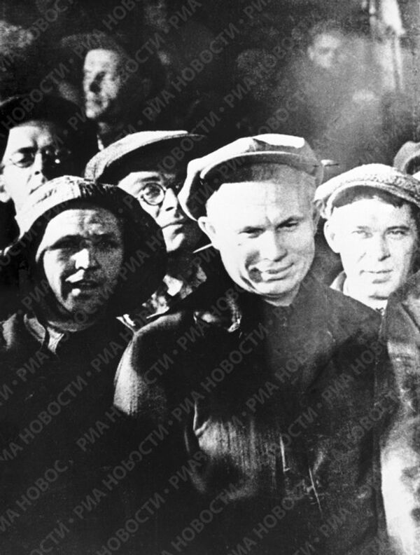 Хрущев среди рабочих-метростроевцев Хрущев среди рабочих-метростроевцев