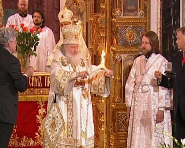 Раздача Благодатного огня в храме Христа Спасителя Раздача Благодатного огня в храме Христа Спасителя
