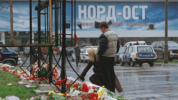 Возложение цветов у Театрального центра на Дубровке. Архив Возложение цветов у Театрального центра на Дубровке. Архив