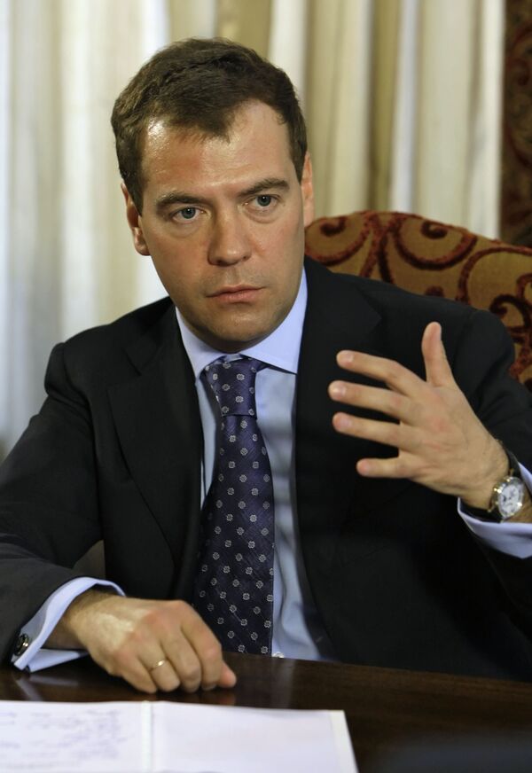 Медведев считает важным сохранить доверие вкладчиков к банкам и рублю Медведев считает важным сохранить доверие вкладчиков к банкам и рублю