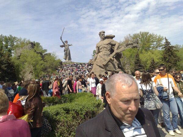У Мамаева Кургана в Волгограде У Мамаева Кургана в Волгограде