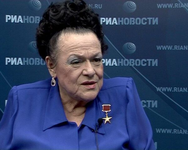 Людмила Зыкина попросила дорогой подарок у Юрия Лужкова Людмила Зыкина попросила дорогой подарок у Юрия Лужкова