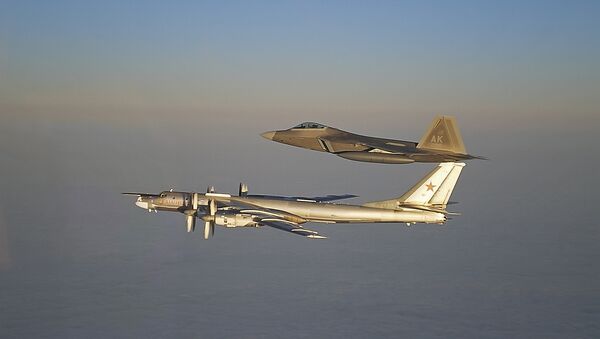 Российский стратегический бомбардировщик Ту-95МС и американский истребитель F-22A Раптор. Архивное фото Российский стратегический бомбардировщик Ту-95МС и американский истребитель F-22A Раптор. Архивное фото