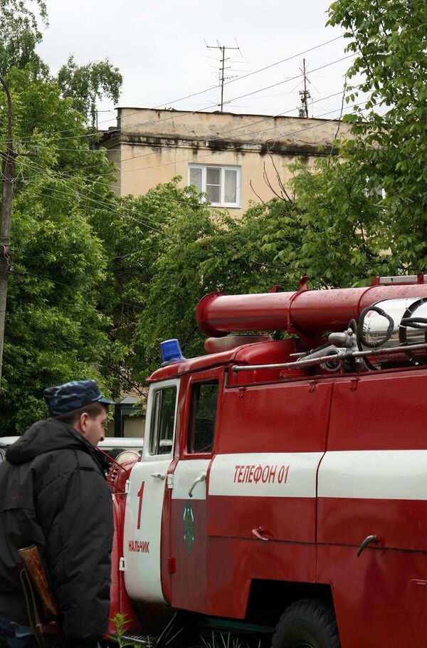 Сотрудники правоохранительных органов проводят спецоперацию по задержанию группы боевиков в Нальчике Сотрудники правоохранительных органов проводят спецоперацию по задержанию группы боевиков в Нальчике