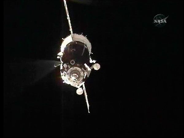 Корабль Союз ТМА-15 с тремя космонавтами отстыковался от МКС и начал спуск на Землю Корабль Союз ТМА-15 с тремя космонавтами отстыковался от МКС и начал спуск на Землю