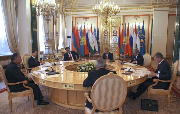 Президент РФ Д.Медведев на встрече в узком составе глав стран-членов ОДКБ в Кремле Президент РФ Д.Медведев на встрече в узком составе глав стран-членов ОДКБ в Кремле