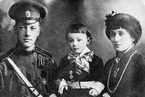Поэты Гумилёв и Ахматова с сыном Львом Поэты Гумилёв и Ахматова с сыном Львом