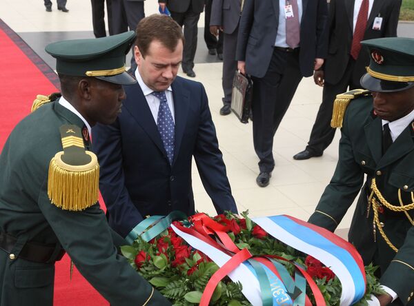Президент РФ Д.Медведев возложил цветы к памятнику первому Президенту Анголы Президент РФ Д.Медведев возложил цветы к памятнику первому Президенту Анголы