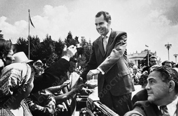 Вице-президент США Ричард Никсон во время визита в Москву в 1959 году Вице-президент США Ричард Никсон во время визита в Москву в 1959 году
