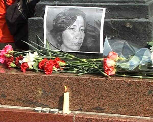 На пикет памяти Эстемировой те, с кем она работала и кого спасла На пикет памяти Эстемировой те, с кем она работала и кого спасла