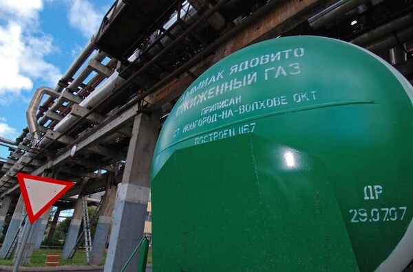 Сжиженный газ в цистернах на территории ОАО Акрон Сжиженный газ в цистернах на территории ОАО Акрон