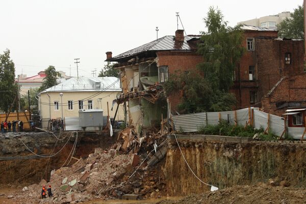 Обрушение стены жилого дома в Екатеринбурге Обрушение стены жилого дома в Екатеринбурге