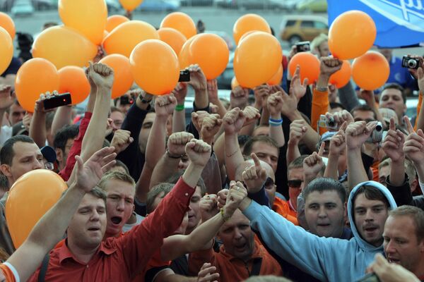 Футбольные болельщики Зенита во время проводов бывшего главного тренера голландца Дика Адвокаата Футбольные болельщики Зенита во время проводов бывшего главного тренера голландца Дика Адвокаата