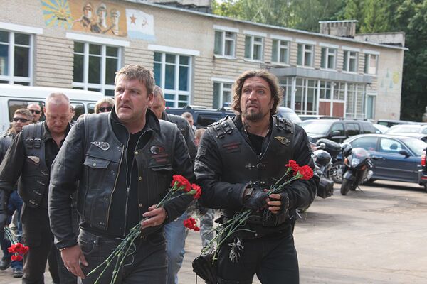 Члены российского клуба байкеров Ночные волки приехали проститься с командиром пилотажной группы Русские витязи Игорем Ткаченко Члены российского клуба байкеров Ночные волки приехали проститься с командиром пилотажной группы Русские витязи Игорем Ткаченко